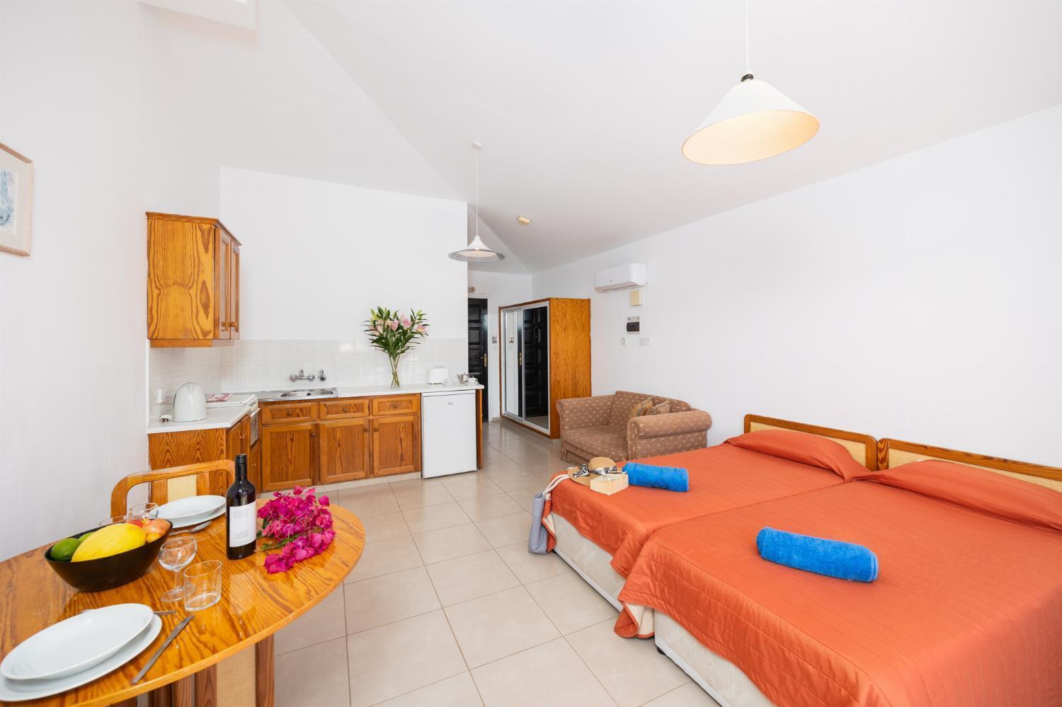 Tavros Hotel Apartments Полис Экстерьер фото